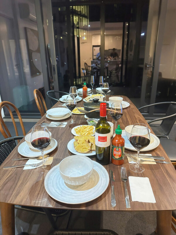 Sriracha Jalapeño G.O.C FARM trong bữa tối tại Melbourne