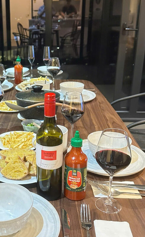Sriracha Jalapeño G.O.C FARM trong bữa tối tại Melbourne
